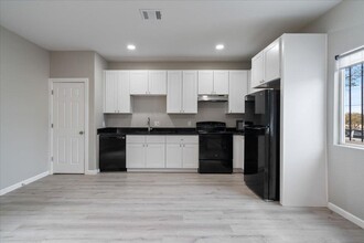 2902 S Laredo St in San Antonio, TX - Building Photo - Building Photo