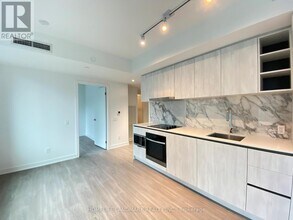 8 Wellesley St W in Toronto, ON - Building Photo - Building Photo