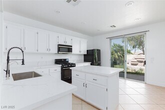 8212 Calico Wind St in Las Vegas, NV - Building Photo - Building Photo