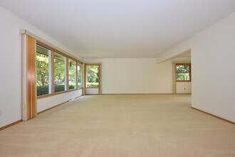 8601 N Manor Ln in Fox Point, WI - Building Photo - Building Photo