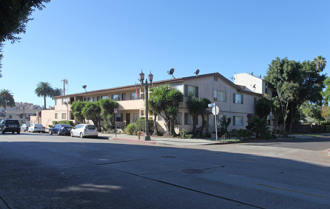 1325 Wilcox Ave in Los Angeles, CA - Foto de edificio - Building Photo