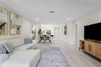 52 Stratford Ln W in Boynton Beach, FL - Building Photo - Building Photo