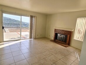 12445 Salmon River Rd in San Diego, CA - Foto de edificio - Building Photo