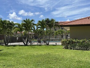 21902 Lake Forest Cir, Unit 106 in Boca Raton, FL - Building Photo - Building Photo