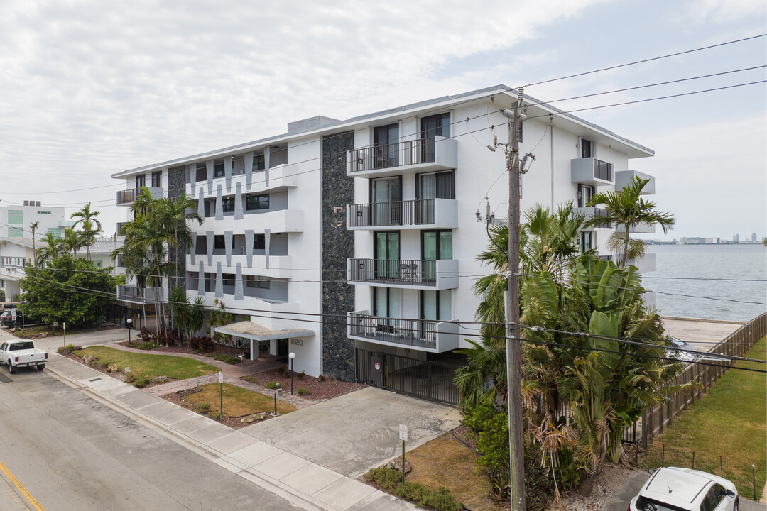 Casa del Rey in North Bay Village, FL - Building Photo