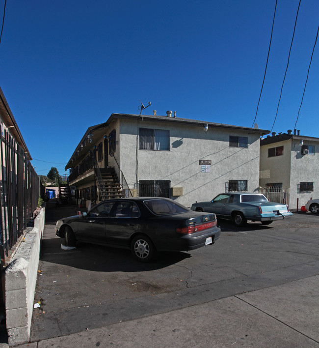 Sutter Twins in Pacoima, CA - Foto de edificio - Building Photo