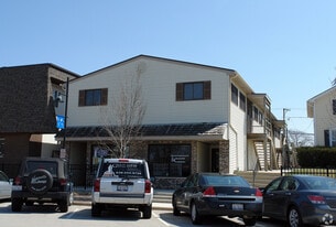 10 Main St, Unit 3 Apartment in Oswego, IL - Building Photo