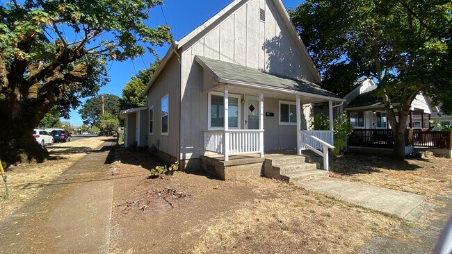 306 SE Maple St in Dallas, OR - Building Photo - Building Photo