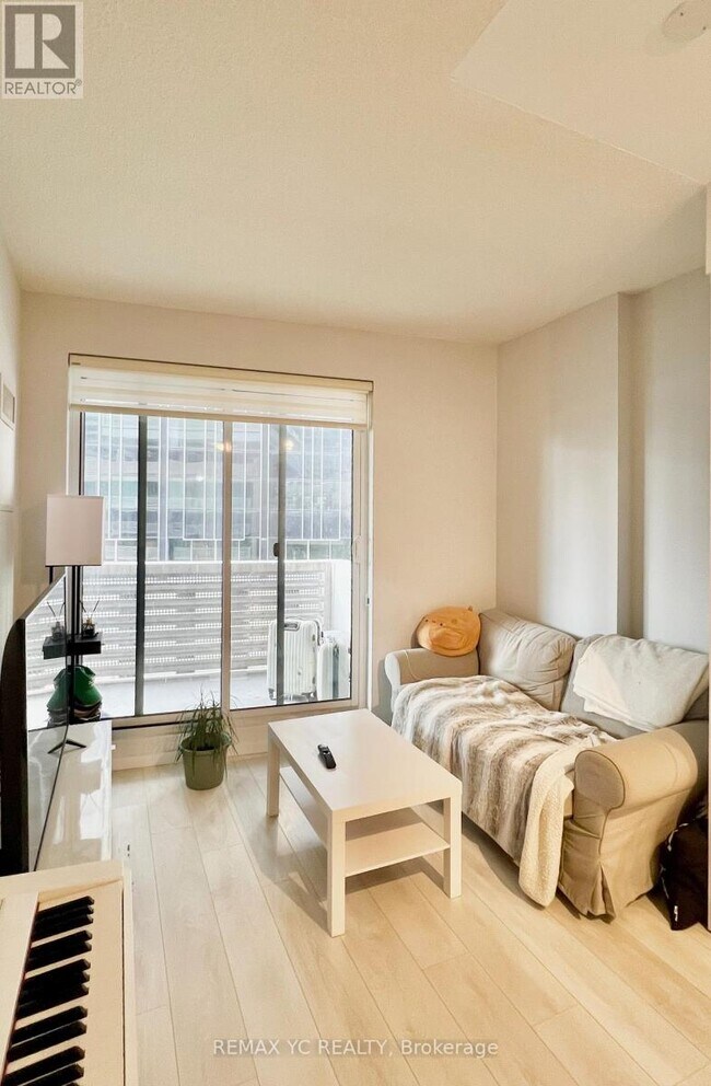 2221 Yonge St in Toronto, ON - Building Photo - Building Photo