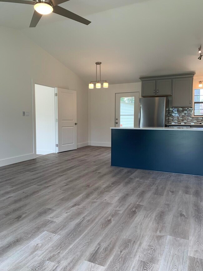 1425 Mixon Dr in Fort Walton Beach, FL - Building Photo - Building Photo