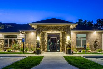 Cascades at Jordan Creek in West Des Moines, IA - Foto de edificio - Building Photo