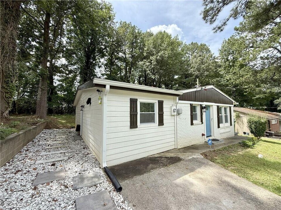 3188 Delmar Ln NW in Atlanta, GA - Building Photo