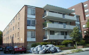 100 Marion St in Brookline, MA - Foto de edificio - Building Photo
