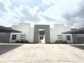 1303 W Heritage Dr, Unit 2 in Pharr, TX - Building Photo