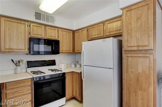 5710 E Tropicana Ave in Las Vegas, NV - Building Photo - Building Photo