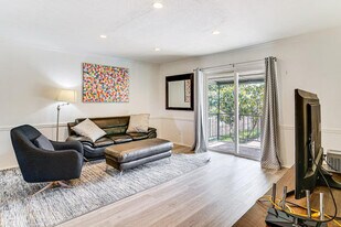 10228 Regal Oaks Dr in Dallas, TX - Building Photo