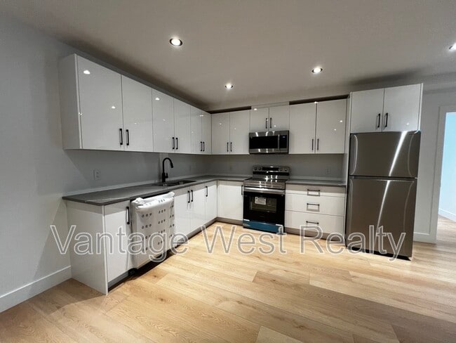 2507 Pinnacle Rdg Dr in West Kelowna, BC - Building Photo - Building Photo
