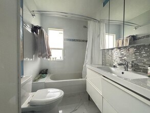 6550 Clinton St in Burnaby, BC - Building Photo - Building Photo