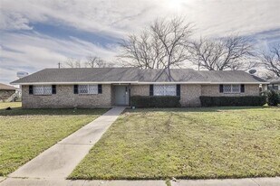 105 Stiles Dr in Midlothian, TX - Building Photo