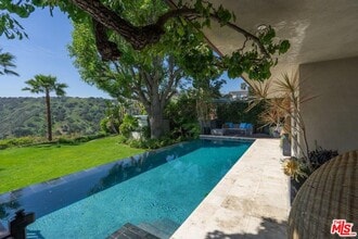 2439 Carman Crest Dr in Los Angeles, CA - Building Photo - Building Photo