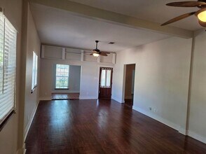 109 W Travis St in Fredericksburg, TX - Building Photo - Building Photo