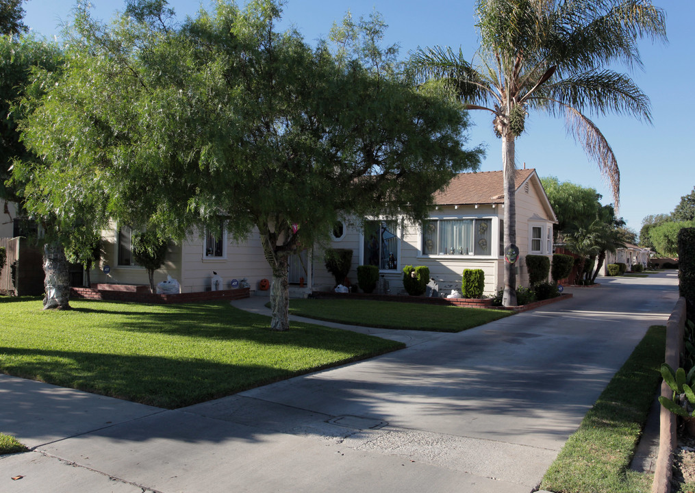 9301-9305 1/2 Park St in Bellflower, CA - Building Photo