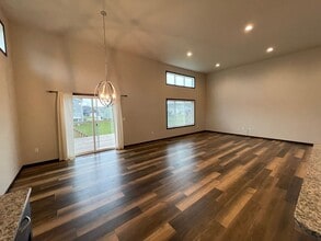 1070 Ashley Dr W in West Fargo, ND - Building Photo - Building Photo