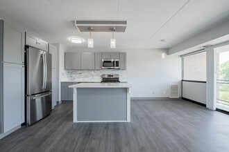 Rahway Plaza Apartments in Rahway, NJ - Building Photo - Building Photo