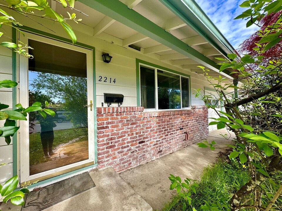 2214 NW Dixon St in Corvallis, OR - Building Photo