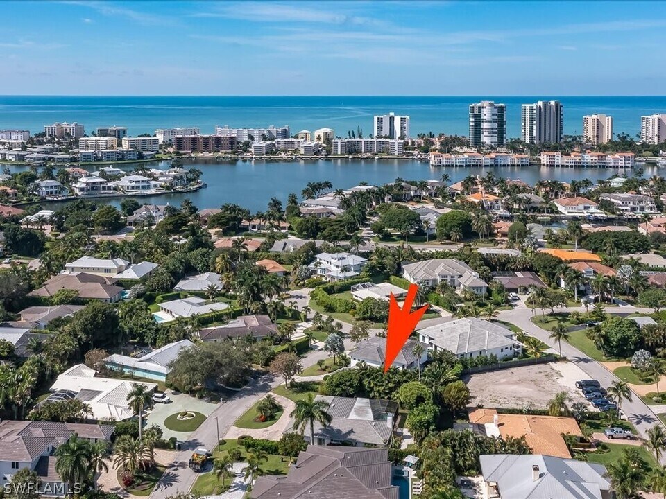 635 Fountainhead Ln in Naples, FL - Building Photo