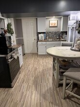 39 Foxon Rd, Unit Spacious 1 Bedroom APT in East Haven, CT - Foto de edificio - Building Photo