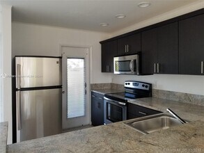 560 SE 2nd Ave, Unit H23 in Deerfield Beach, FL - Foto de edificio - Building Photo