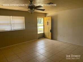 3743 Madison Ave in Ft. Myers, FL - Building Photo - Building Photo