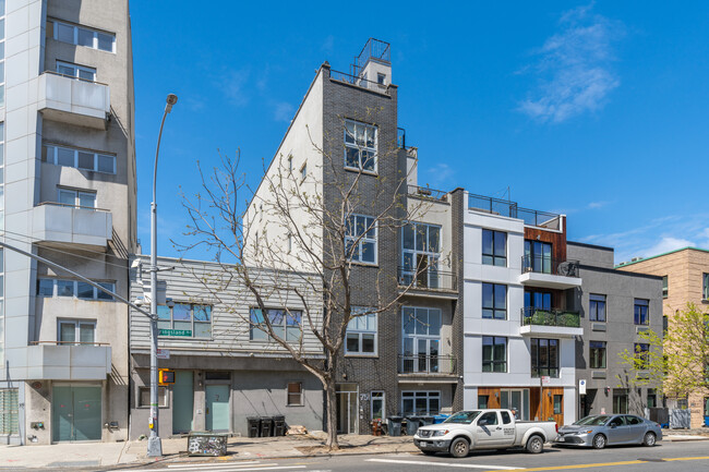 75 Kingsland Avenue in Brooklyn, NY - Foto de edificio - Building Photo