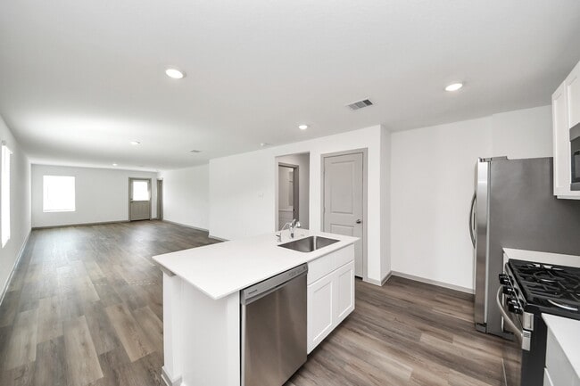 1018 Bluegill Ln in Alvin, TX - Building Photo - Building Photo