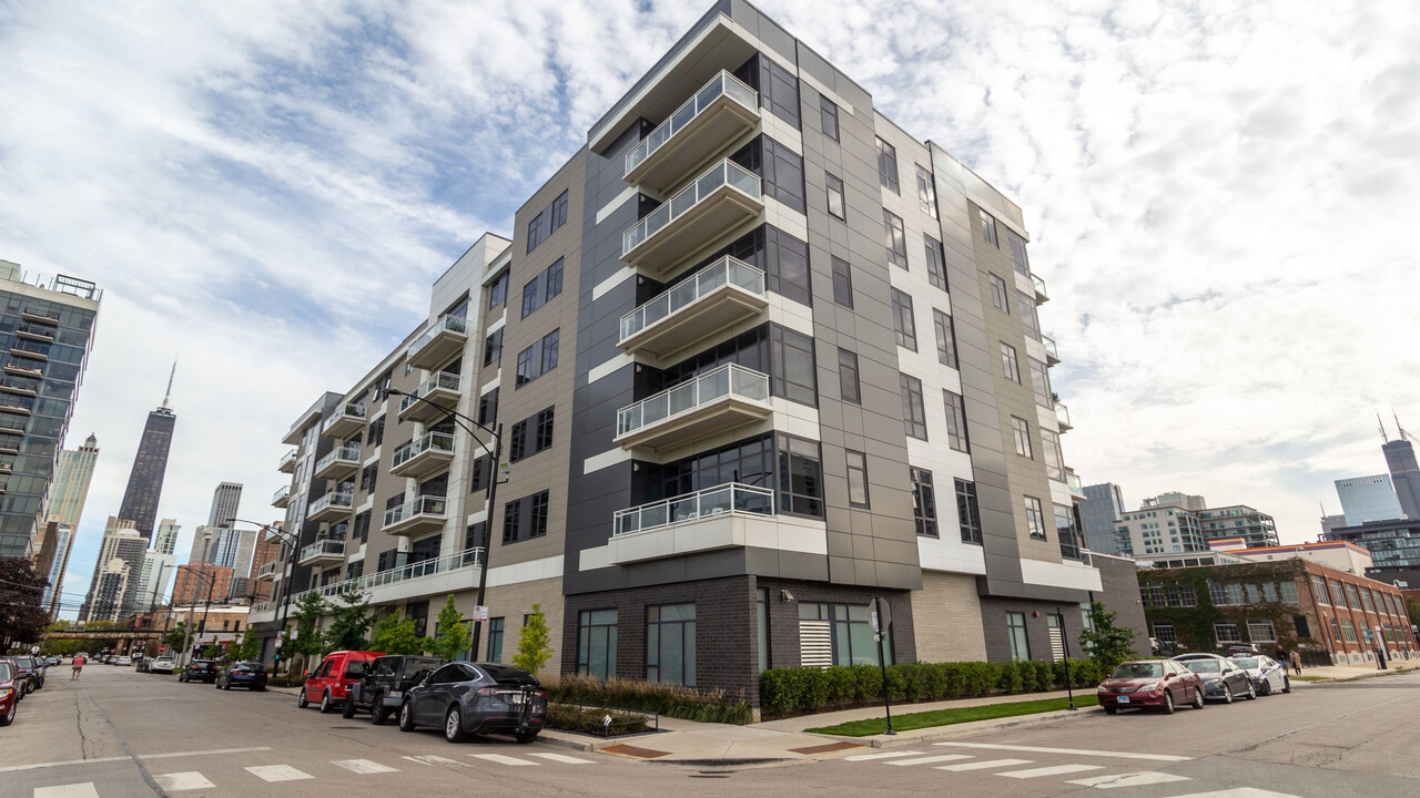 367 W Locust St in Chicago, IL - Building Photo