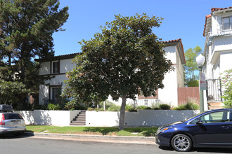 10809 Lindbrook Dr in Los Angeles, CA - Building Photo - Building Photo