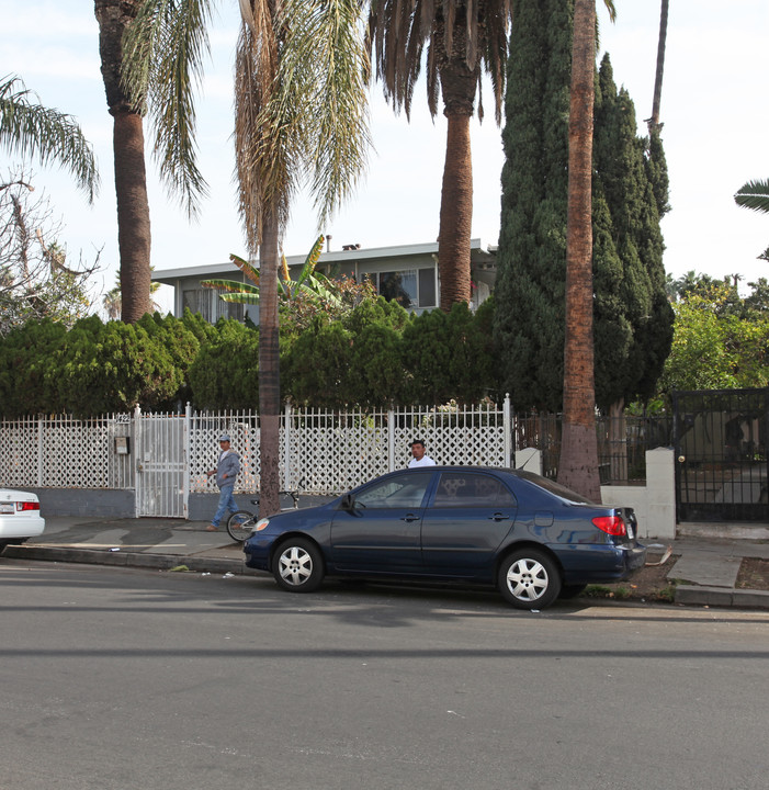 1422 N Serrano Ave in Los Angeles, CA - Foto de edificio