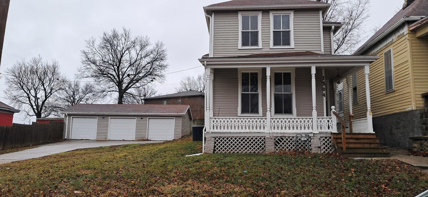 1304 Sylvanie St in St. Joseph, MO - Building Photo