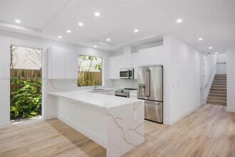 3162 Plaza St in Miami, FL - Building Photo - Building Photo