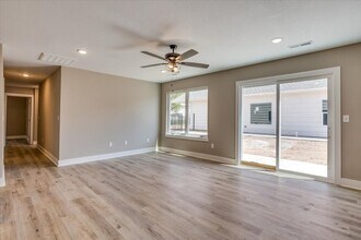 12820 W Wheatland Ct in Wichita, KS - Foto de edificio - Building Photo