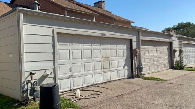 12239 W Village Dr in Houston, TX - Building Photo - Building Photo