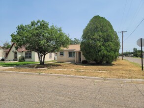 1327 S Avenue C in Portales, NM - Building Photo - Building Photo