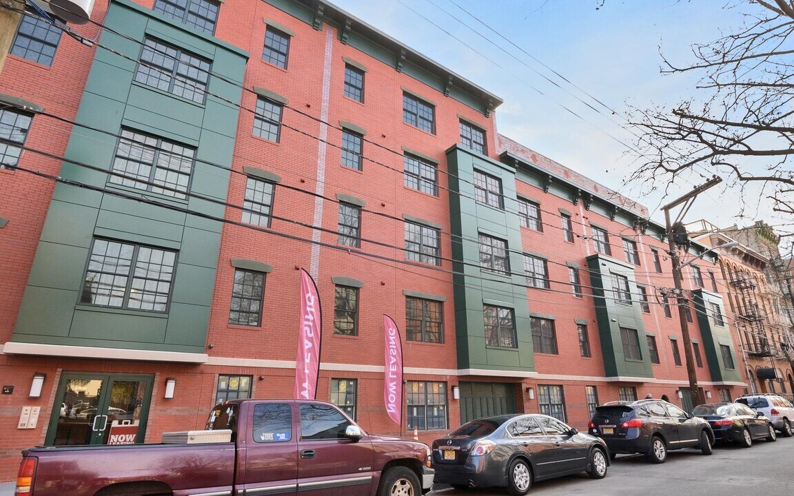 225 Bay St in Jersey City, NJ - Building Photo