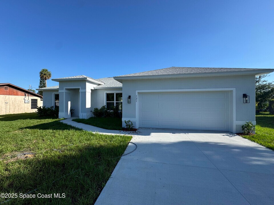 121 Carillo St NE in Palm Bay, FL - Building Photo