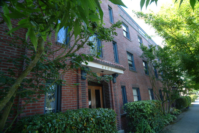 Nelsonian Apartments in Seattle, WA - Foto de edificio - Building Photo