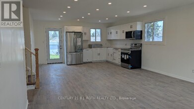 20 Meadowland Ave in Barrie, ON - Building Photo - Building Photo