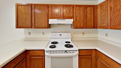 Meadow Ridge Apartments in Pewaukee, WI - Foto de edificio - Building Photo