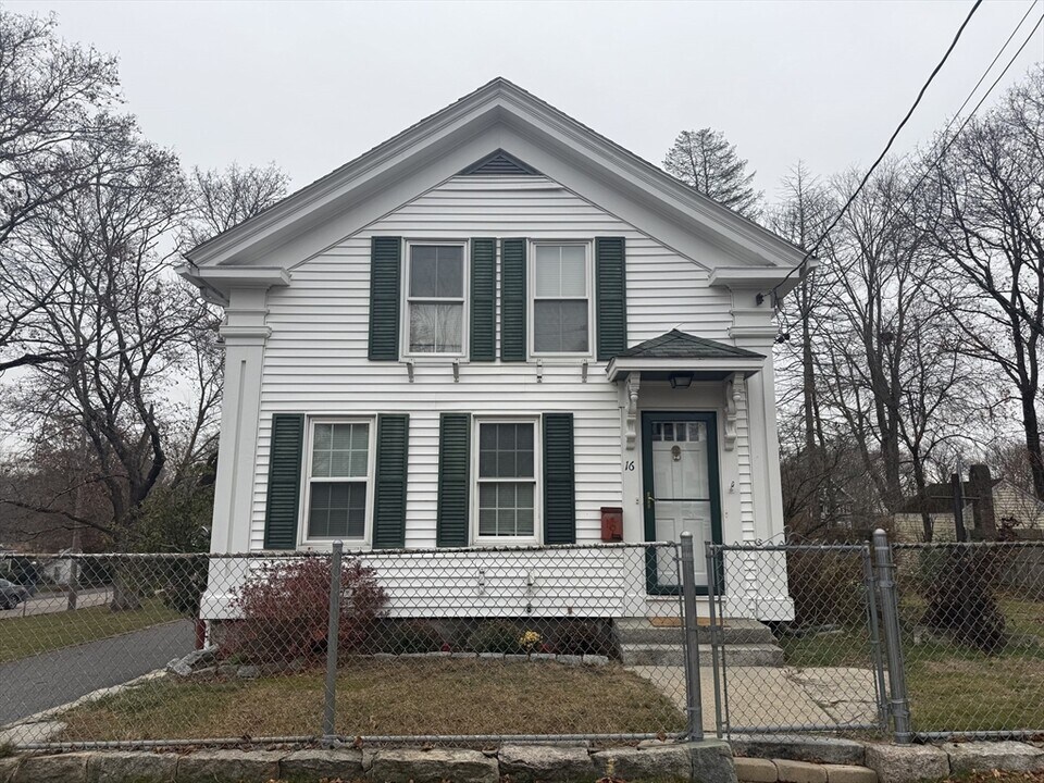 16 Barber St in Medway, MA - Building Photo