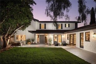 303 E Avenida Cordoba in San Clemente, CA - Building Photo